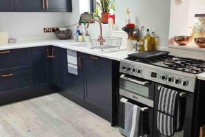 Micro-ondes, four, plaque de cuisson, lave-vaisselle