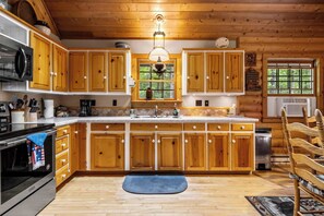 Réfrigérateur, micro-ondes, plaque de cuisson, cafetière/bouilloire