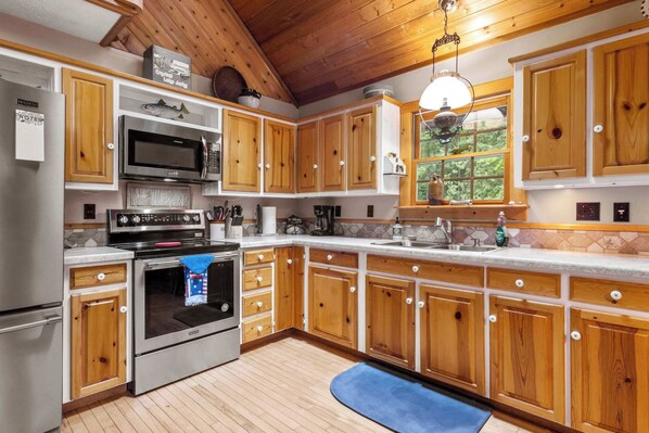 Frigorífico, microondas, placa de cocina y cafetera o tetera