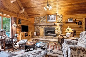 Una televisión, una chimenea, un reproductor de DVD, libros