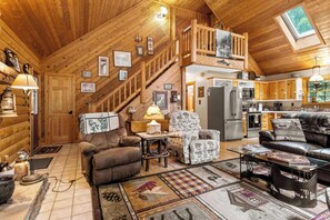 Una televisión, una chimenea, un reproductor de DVD, libros