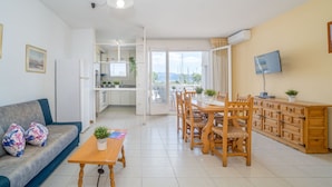 Apartment | Living room - Apartment in Empuriabrava With Lake Views (Castello d'Empuries)