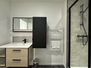 House | Bathroom | Hair dryer - Peaceful Home With Terrace & Parking (Le Mans)