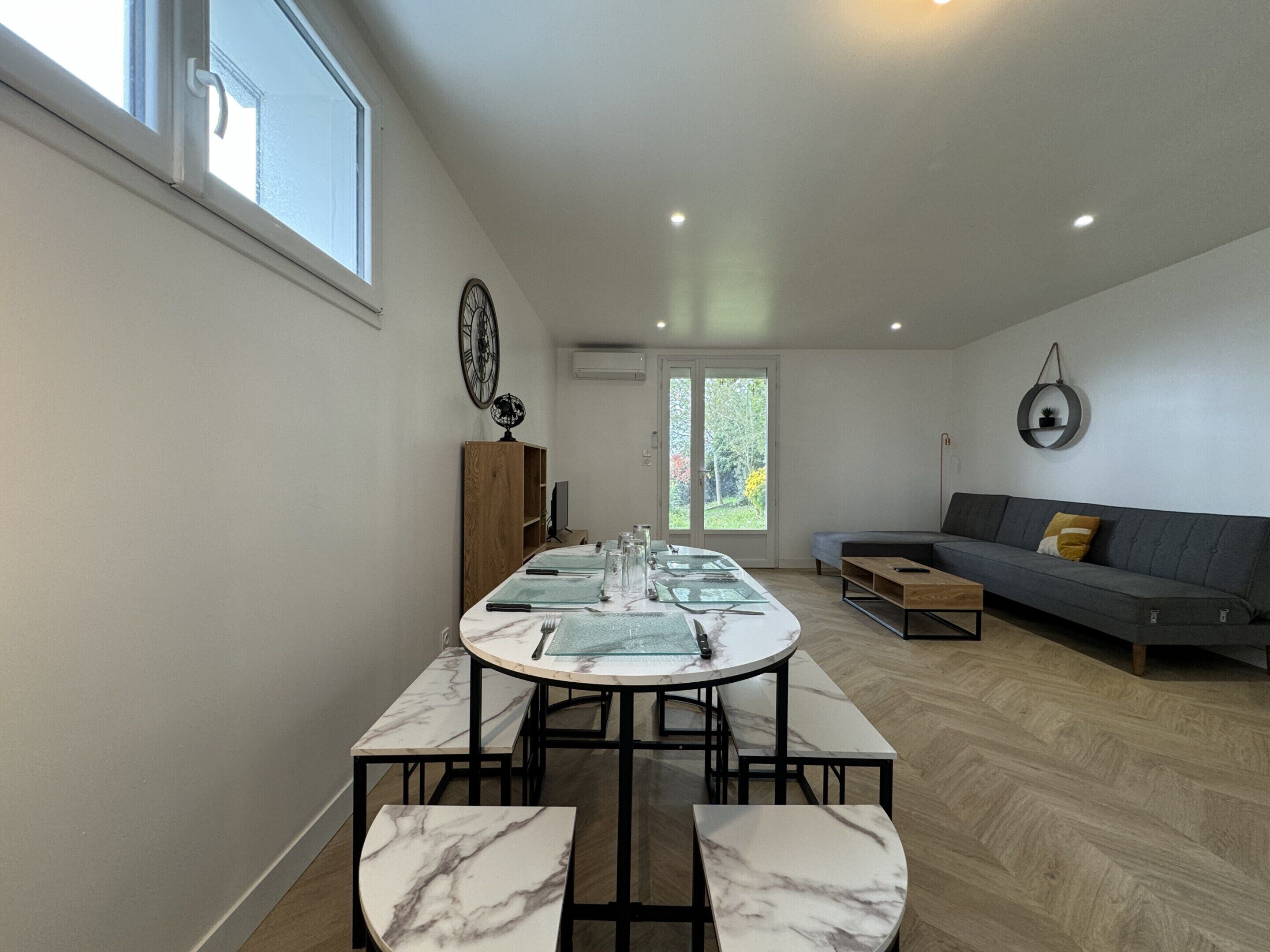 Una sala de estar moderna con zona de comedor.