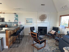 Interior - Welcome to Wreckless! Beautiful home with AC and WIFI in delightful Avon (Avon)