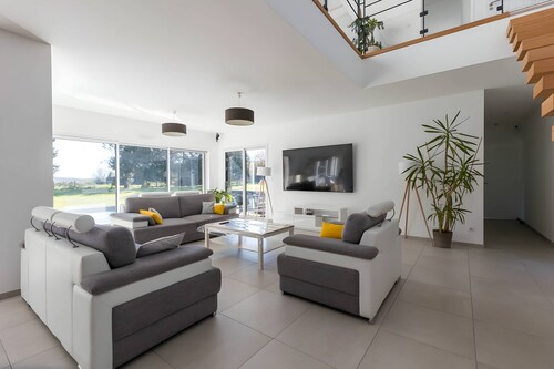 Modern Villa for 10 With Private Pool