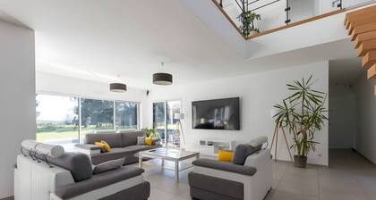 Modern Villa for 10 With Private Pool