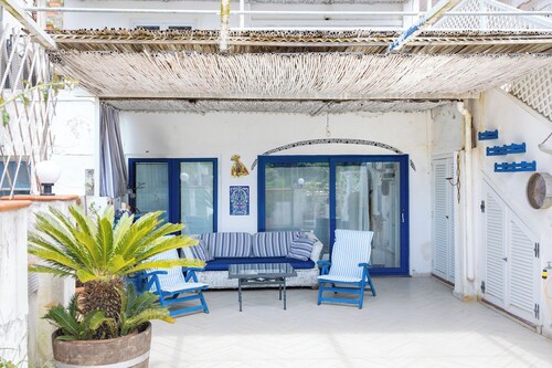 Blue of Capri, 15-minute walk to the Piazzetta, quiet and sunny area