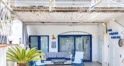 Blue of Capri, 15-minute walk to the Piazzetta, quiet and sunny area