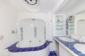 Een douche, een haardroger, een bidet, handdoeken