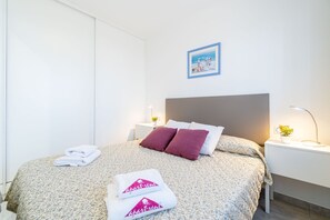 Departamento | 1 habitación y tabla de planchar con plancha