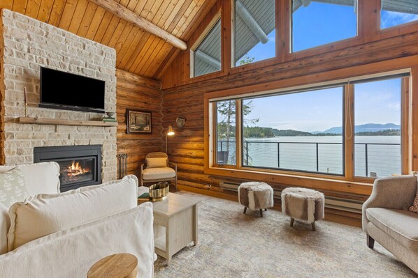 Smart TV, fireplace