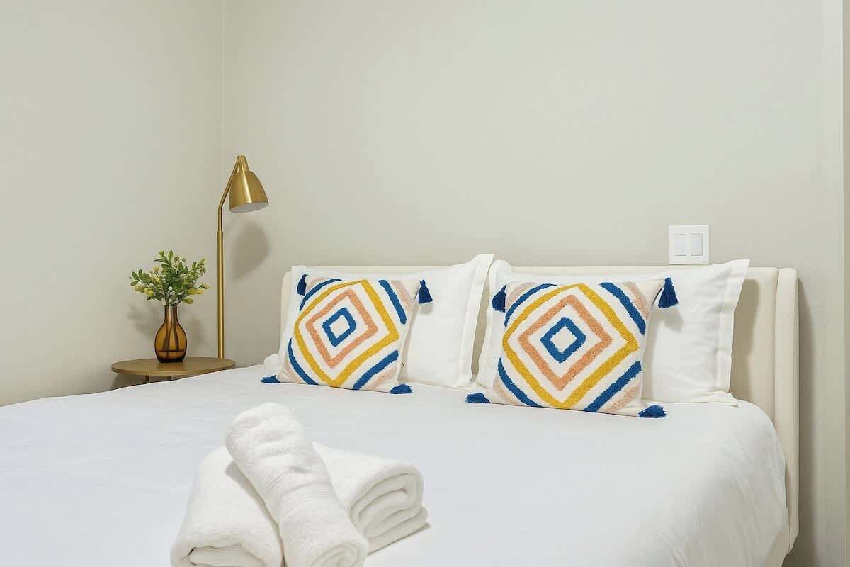 2 室のベッドルーム、アイロン / アイロン台、WiFi、ベッドシーツ