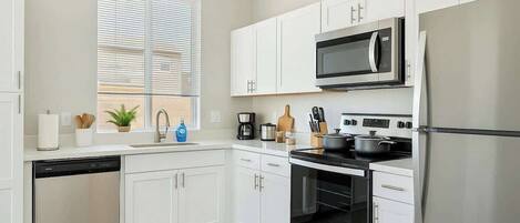 Réfrigérateur, micro-ondes, four, plaque de cuisson