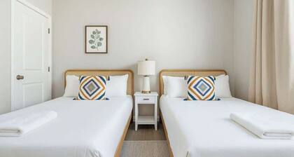 2BR/2BA w/ 3 Beds Prime Location