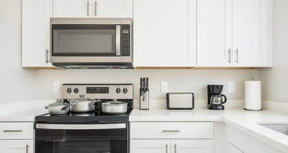 2BR/2BA w/ 3 Beds Prime Location
