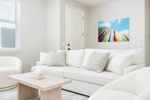 2BR/2BA w/ 3 Beds Prime Location