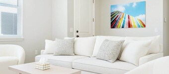 2BR/2BA w/ 3 Beds Prime Location