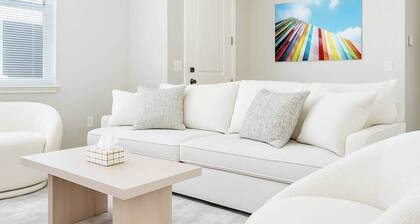 2BR/2BA w/ 3 Beds Prime Location