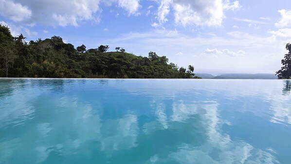 Deluxe-Einzelzimmer, 1 Queen-Bett, Poolzugang, Meerblick | Bettwäsche aus ägyptischer Baumwolle, hochwertige Bettwaren