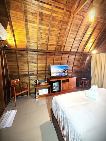 Deluxe Single Room, 1 Queen Bed, Pool Access, Sea View | Egyptian cotton sheets, premium bedding, pillowtop beds, minibar