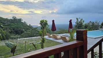 Deluxe-Einzelzimmer, 1 Queen-Bett, Poolzugang, Meerblick | Bettwäsche aus ägyptischer Baumwolle, hochwertige Bettwaren