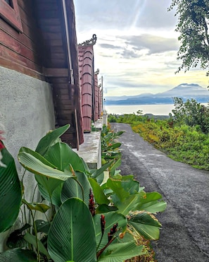 A pathway leading to a building with a view of a mountain range. - Dudu Cottage Nusa Penida (Penida Island)