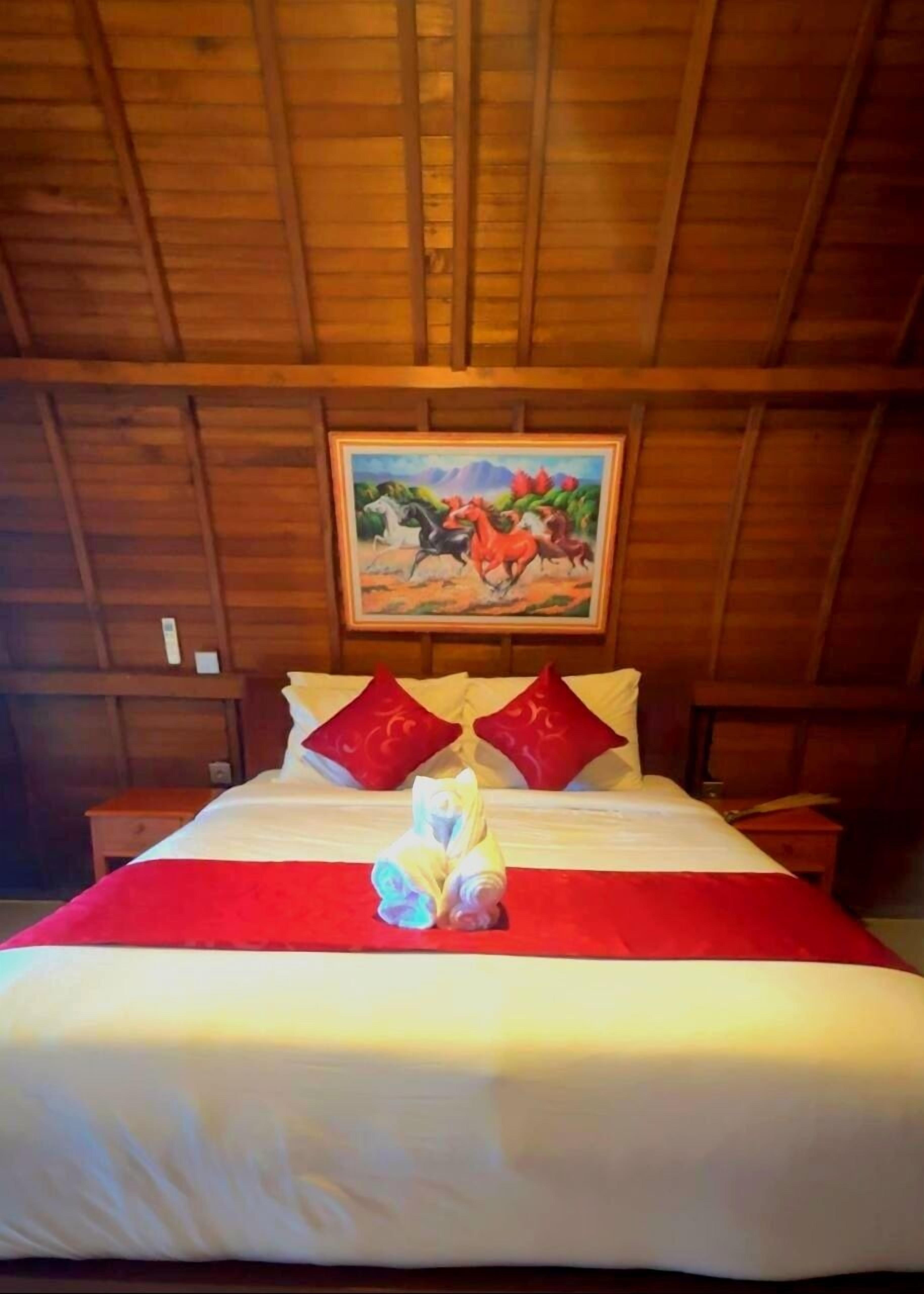 Deluxe Single Room, 1 Queen Bed, Pool Access, Sea View | Egyptian cotton sheets, premium bedding, pillow-top beds, minibar