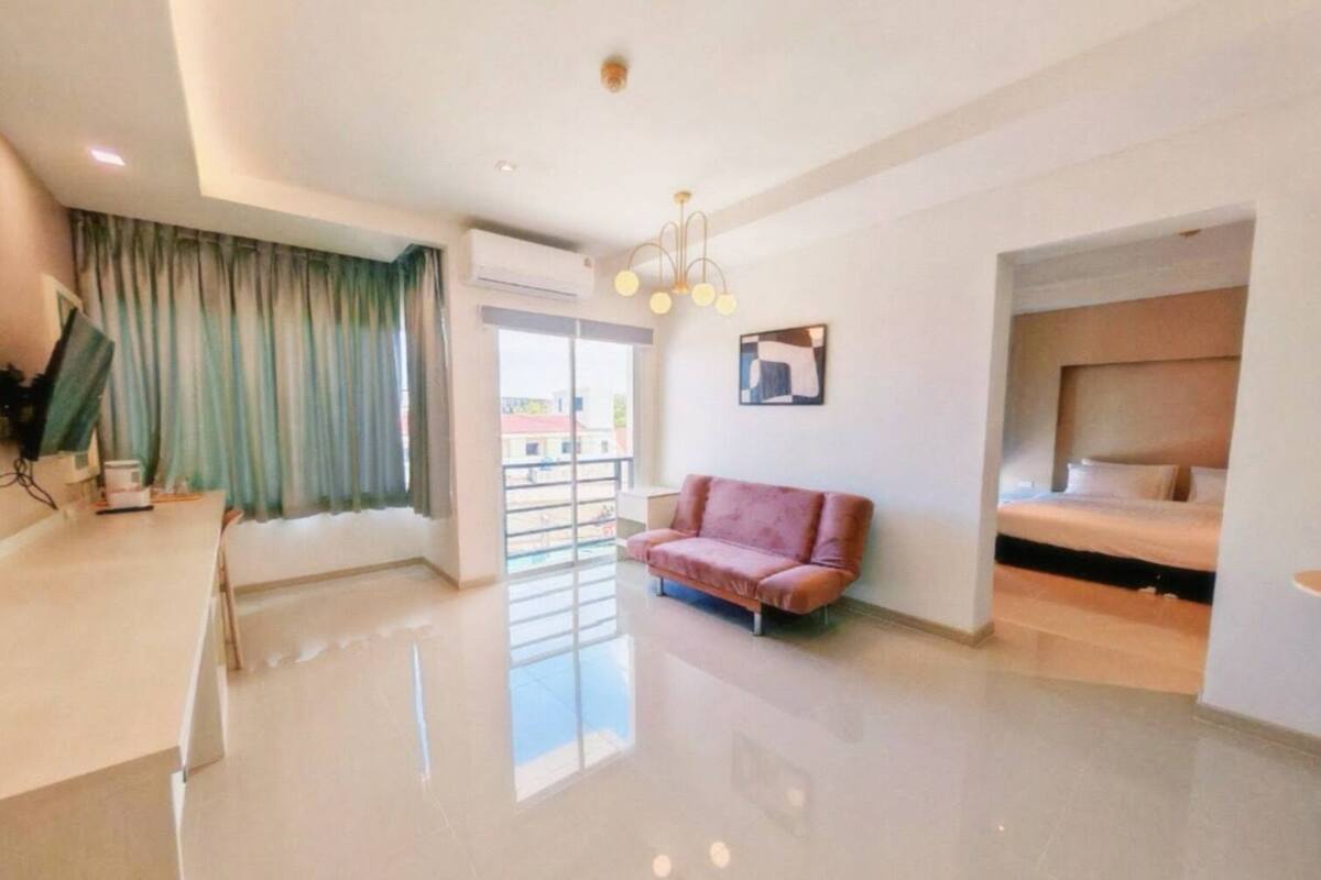 Studio, 1 King Bed, Balcony, City View | In-room safe, desk, laptop workspace, WiFi (free)