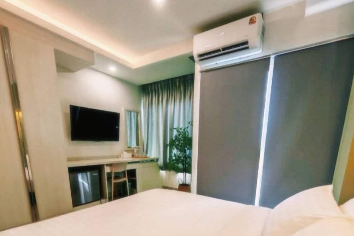 In-room safe, desk, laptop workspace, WiFi (free)