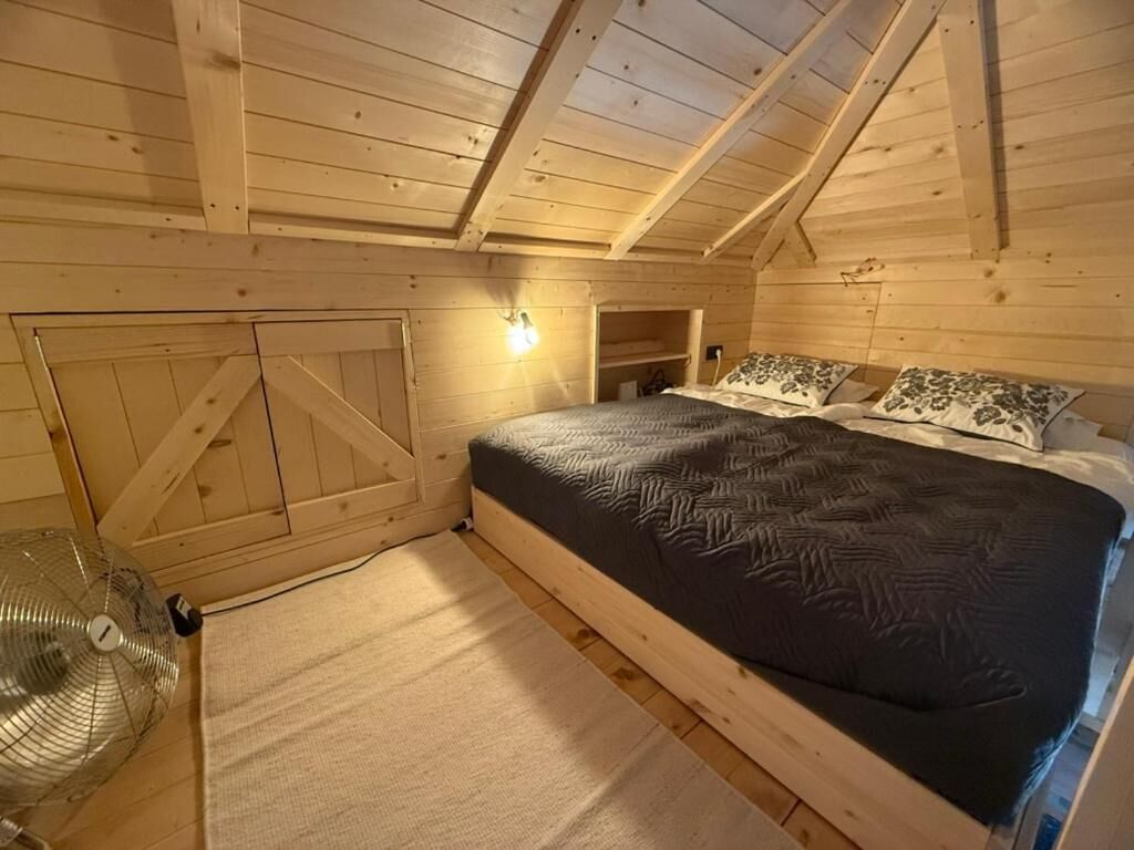 Gallery Double Room, 1 Queen Bed | Free cribs/infant beds, free WiFi, bed sheets