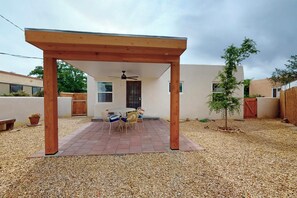 Outdoor dining - Remodeled 2bd/1ba Treasure in Old Town, Patio, AC (Albuquerque)