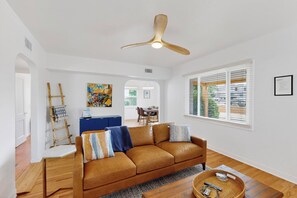 Smart TV - Remodeled 2bd/1ba Treasure in Old Town, Patio, AC (Albuquerque)