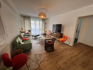 Apartment | Living area - Retro Chic Stay for 8 in Le Mans (Le Mans)