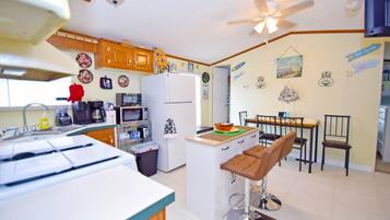 House, 3 Bedrooms | Private kitchen | Fridge, coffee/tea maker, toaster