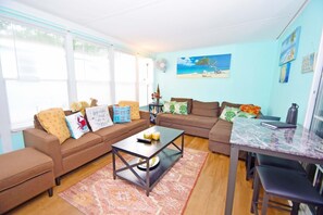 House, 3 Bedrooms | Living area | Streaming services - White Horse Park-spinnaker Lane 96 4 Bedroom Home (Berlin)