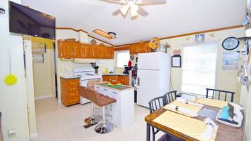 House, 3 Bedrooms | Dining