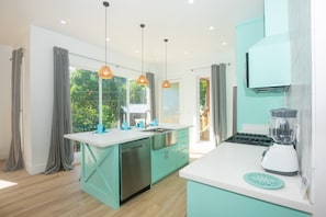 Condo, 1 quarto | Cozinha privada | Geladeira, fogão, cafeteira/chaleira, torradeira