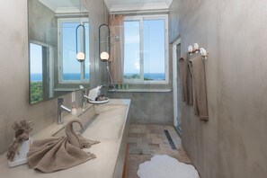 House, 4 Bedrooms | Bathroom - Todo Es Posible 4 Bedroom Home (Roatan)