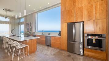 House, 4 Bedrooms | Private kitchen | Fridge, oven, coffee/tea maker, toaster