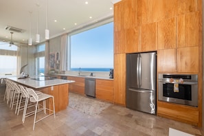 House, 4 Bedrooms | Private kitchen