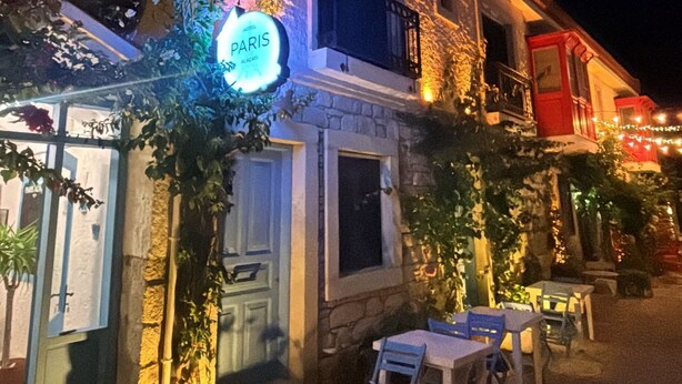 Un edificio con un cartel que dice 'París'.