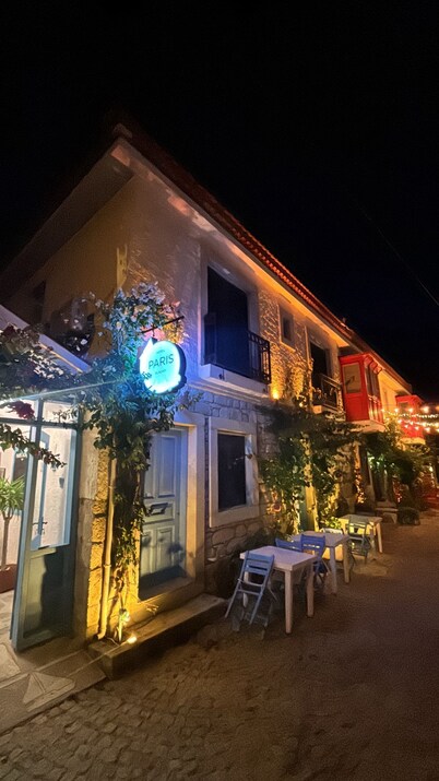 Paris Alacati Butik Otel