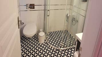 Sturta, hárblásari, handklæði, sápa