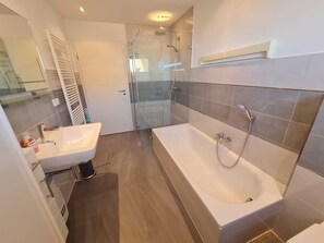 Apartment | Bathroom