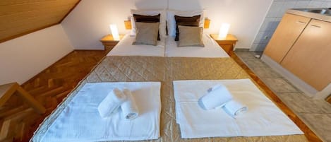 1 dormitori, planxa i posts de planxar, wifi i roba de llit