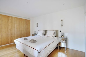 3 bedrooms, laptop workspace, iron/ironing board, bed sheets