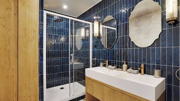 Appartement | Badkamer | Een haardroger, handdoeken