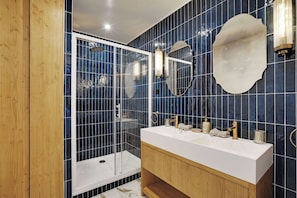 Apartment | Bathroom | Hair dryer, towels