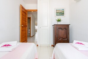 Apartment | 2 bedrooms, iron/ironing board - Top-floor Views in Empuriabrava (Castello d'Empuries)